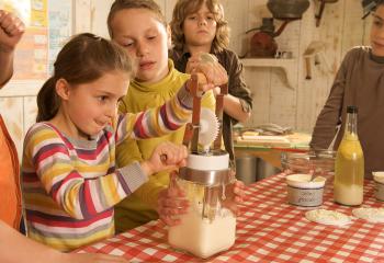 Atelier beurre pour enfant à la Ferme urbaine de Saint Denis