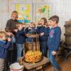 atelier jus de pommes enfant activité nature centre de loisirs