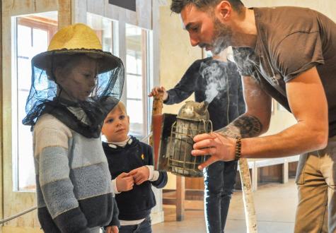 Atelier abeilles à la Ferme de Gally