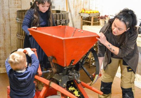 Atelier jus de pommes à la Ferme de Gally